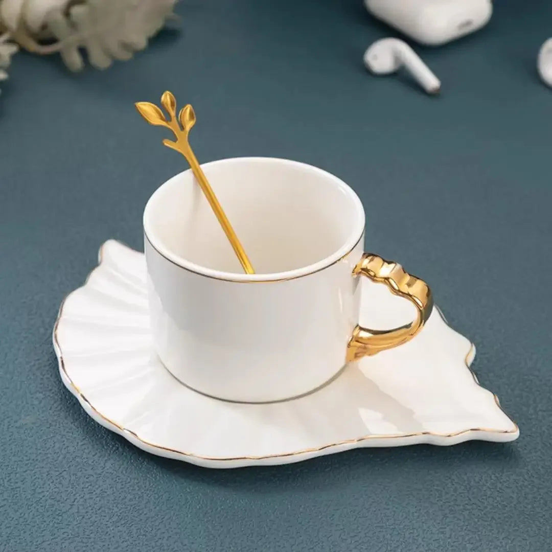 Copo de café europeu luz doméstica luxo ins pendurado orelha copos de cerâmica e pires conjunto de alta qualidade xícaras de chá de alto valor presente