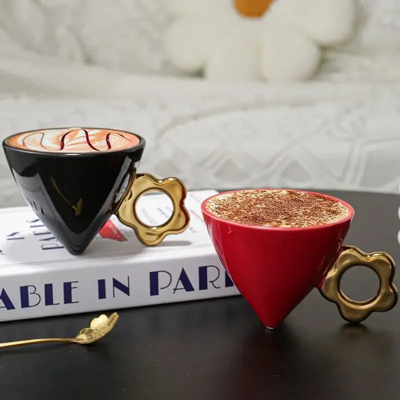 Caneca em Forma de Cone com Alça Dourada - 180ml