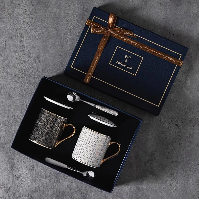 Conjunto Elegante de Canecas de Porcelana com Acabamento Dourado, Colher e Tampa