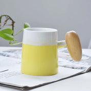 Caneca Bicolor em Porcelana e Alça de Madeira