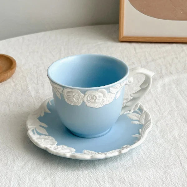 Xícara e Pires Bordado Dara Casa em Porcelana