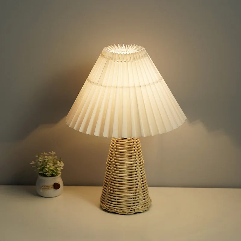 Candeeiro de mesa de vime vintage com abajur de tecido plissado E27 lâmpada tricolor base de cerâmica bonito LED luz de mesa para estudo de quarto