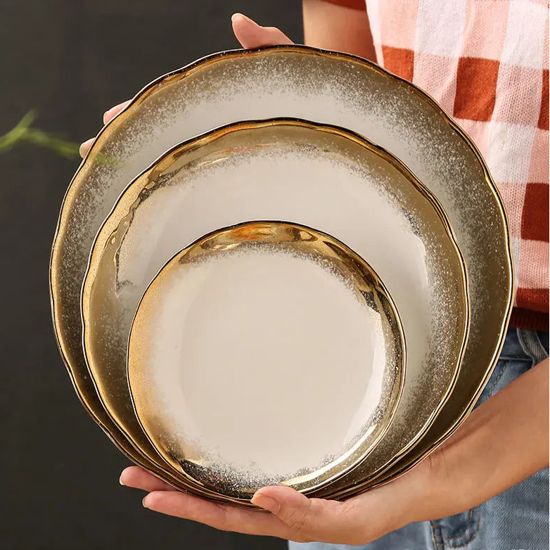 Prato de Porcelana Ondulado com Detalhe Dourado Estilo Escandinavo