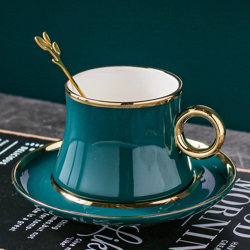 Conjunto Xícara com Colher e Pires em Porcelana