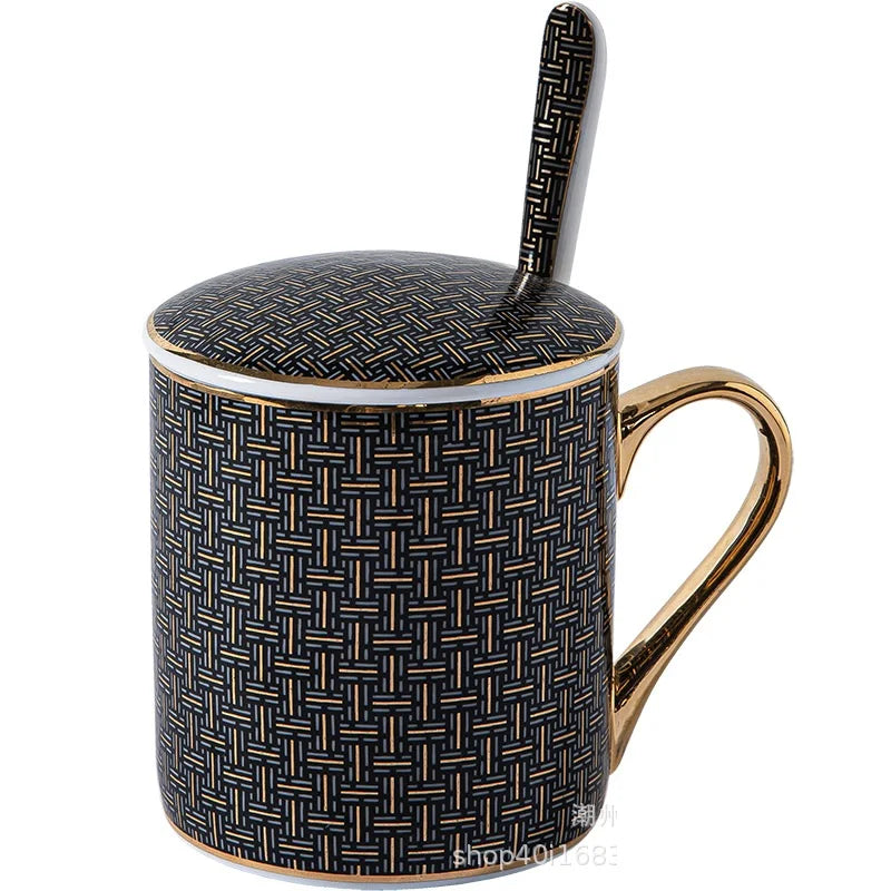 Conjunto Elegante de Canecas de Porcelana com Acabamento Dourado, Colher e Tampa