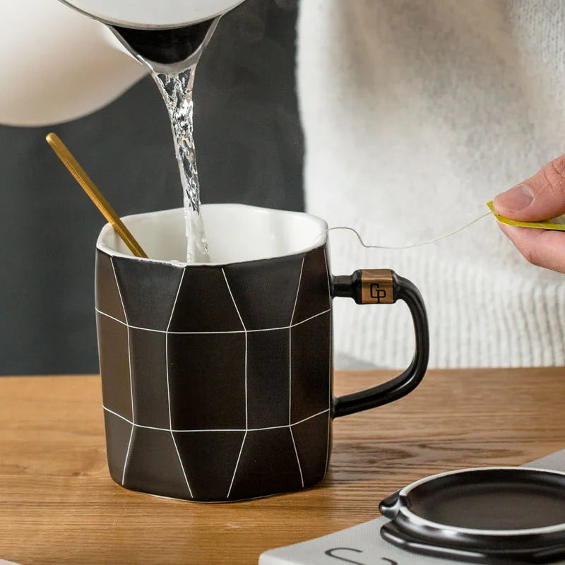 Caneca de café geométrica criativa com tampa e colher, grande capacidade simples, xícara de chá de café da manhã de cerâmica, presente para amigo, 450ml