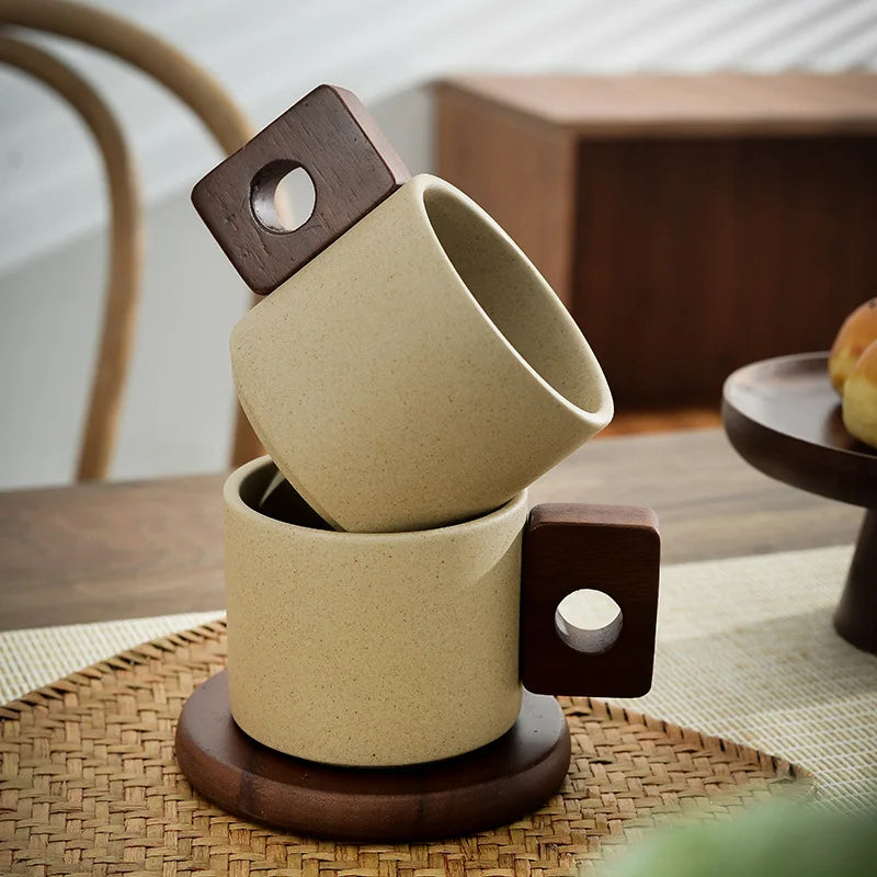 Caneca e Pires Vintage Cerâmica e Madeira