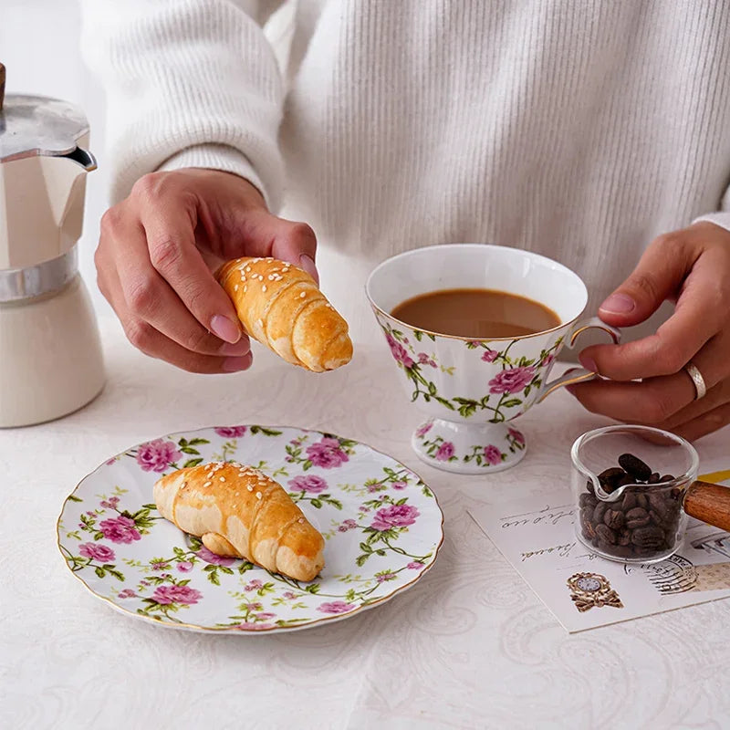 Xícara de Chá de Porcelana Vintage Floral Luxuosa com Pires - 200ml