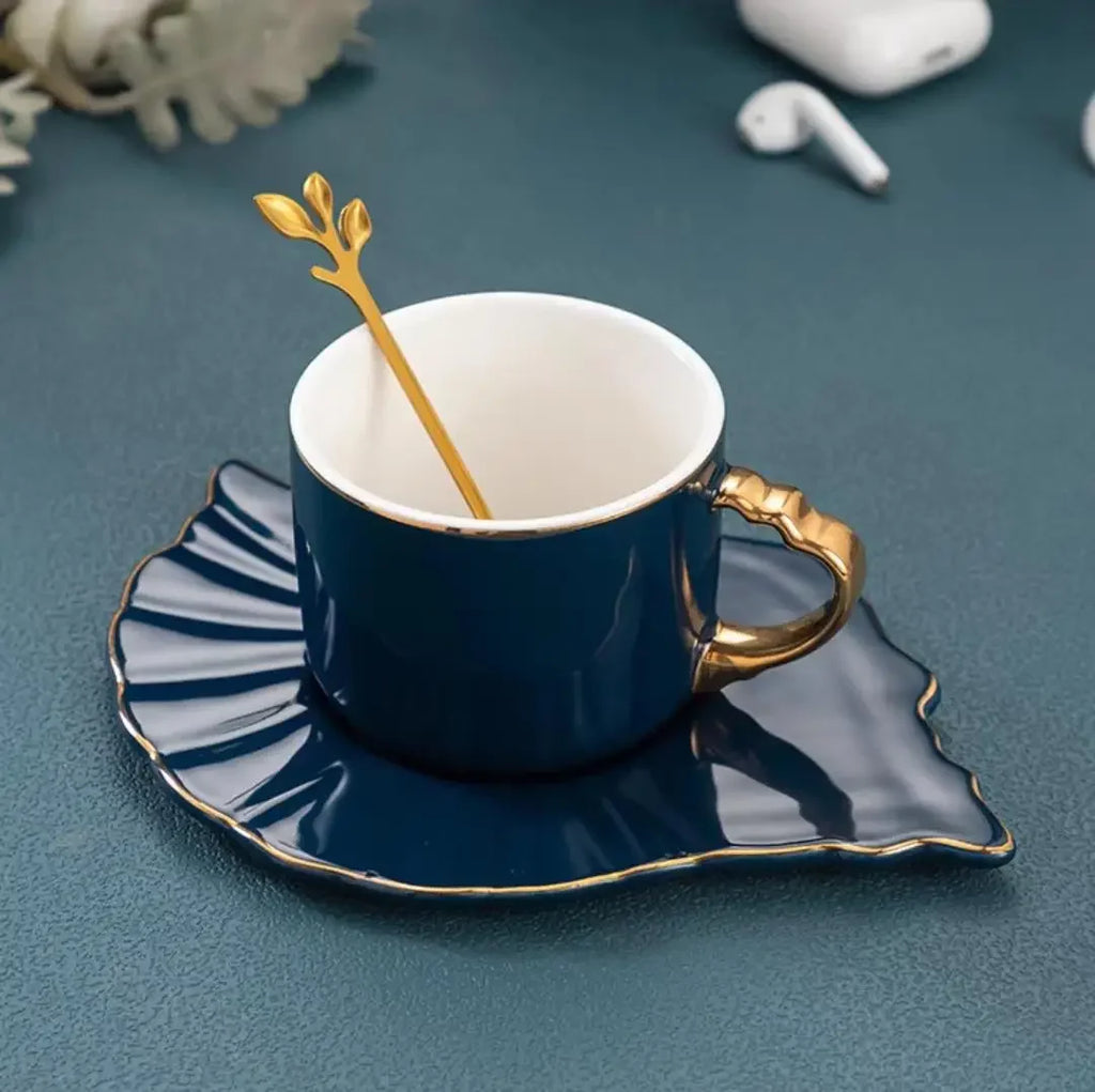 Copo de café europeu luz doméstica luxo ins pendurado orelha copos de cerâmica e pires conjunto de alta qualidade xícaras de chá de alto valor presente