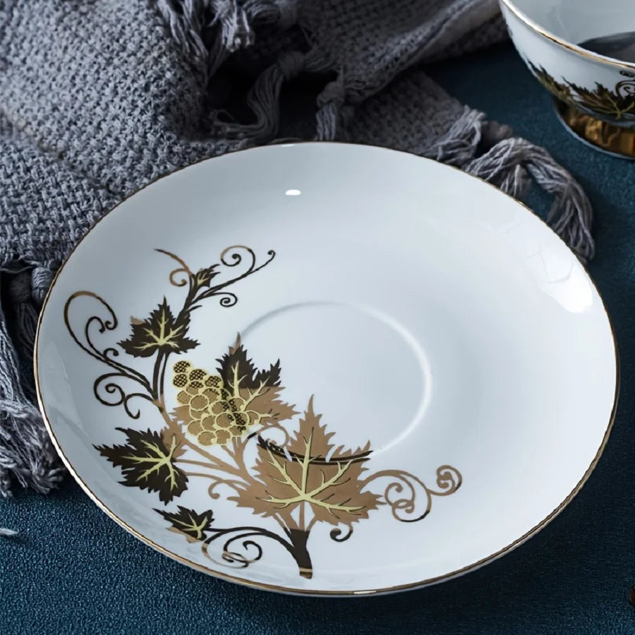 Conjunto Luxuoso de Xícara e Pires em Porcelana com Detalhes Dourados
