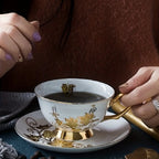 Conjunto Luxuoso de Xícara e Pires em Porcelana com Detalhes Dourados