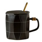 Caneca de café geométrica criativa com tampa e colher, grande capacidade simples, xícara de chá de café da manhã de cerâmica, presente para amigo, 450ml