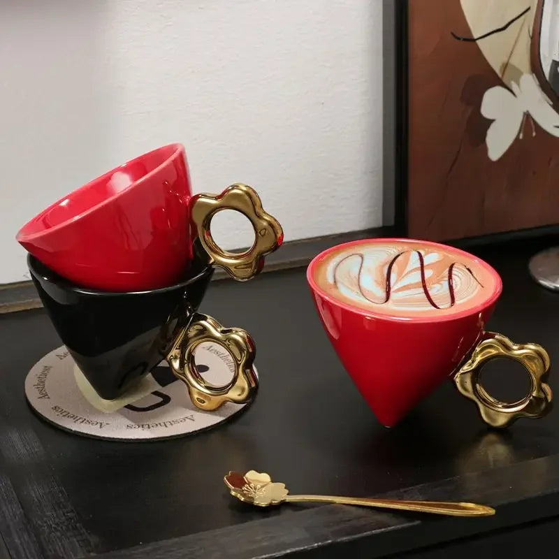 Caneca em Forma de Cone com Alça Dourada - 180ml