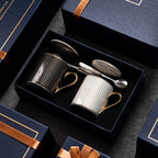 Conjunto Elegante de Canecas de Porcelana com Acabamento Dourado, Colher e Tampa