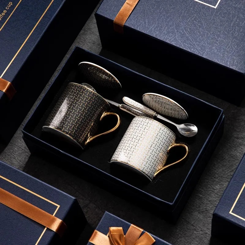 Conjunto Elegante de Canecas de Porcelana com Acabamento Dourado, Colher e Tampa