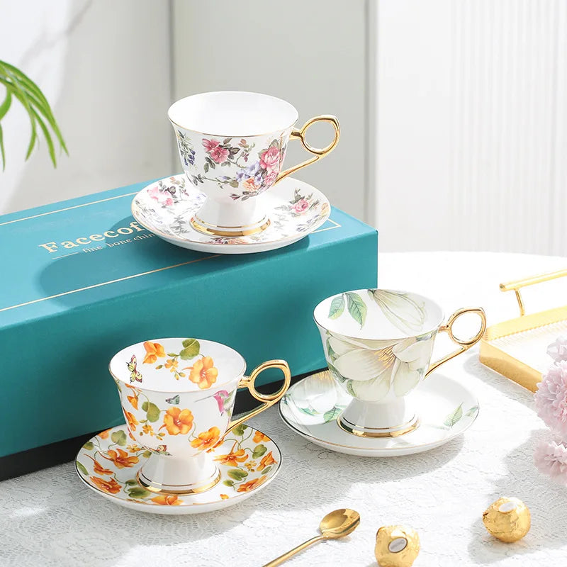 Xícara e Pires de Porcelana com Flores Pintadas