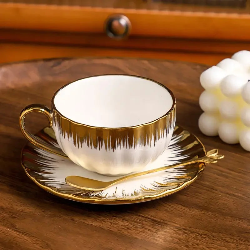 Conjunto Exclusivo de Xícara e Pires em Cerâmica com Acabamento Dourado 250ml