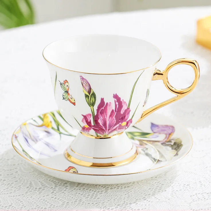Xícara e Pires de Porcelana com Flores Pintadas