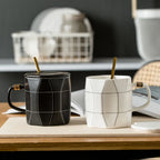 Caneca de café geométrica criativa com tampa e colher, grande capacidade simples, xícara de chá de café da manhã de cerâmica, presente para amigo, 450ml