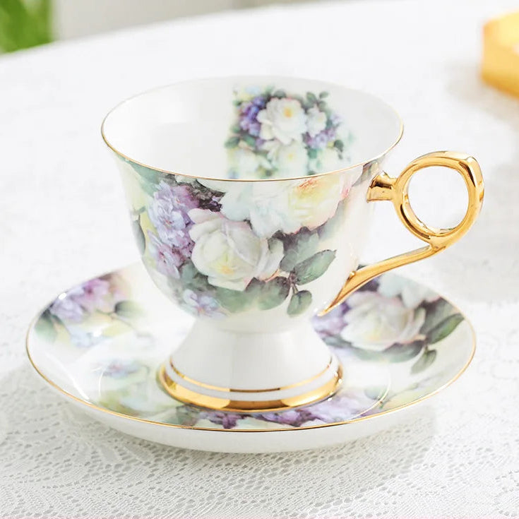 Xícara e Pires de Porcelana com Flores Pintadas