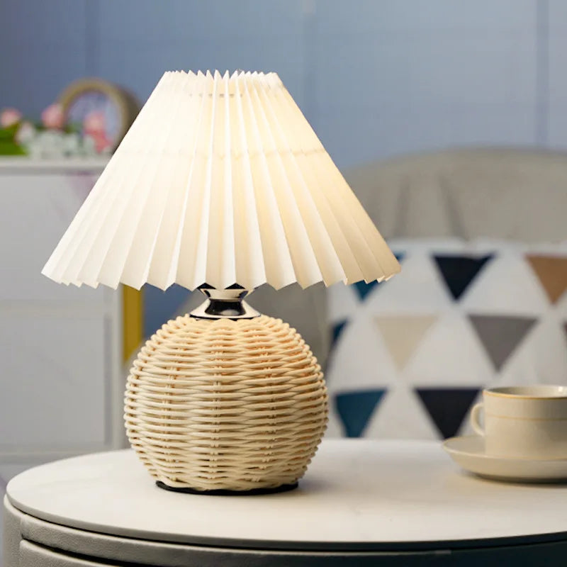 Candeeiro de mesa de vime vintage com abajur de tecido plissado E27 lâmpada tricolor base de cerâmica bonito LED luz de mesa para estudo de quarto