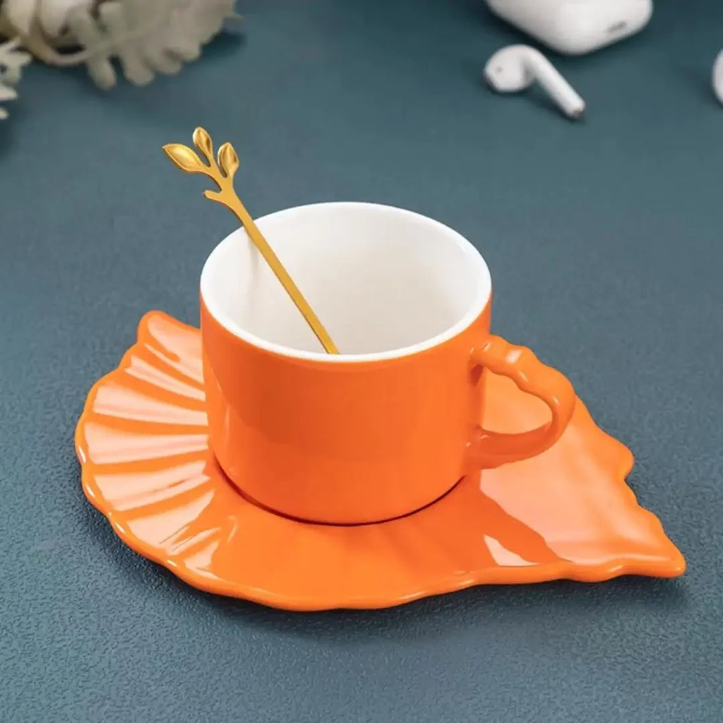 Copo de café europeu luz doméstica luxo ins pendurado orelha copos de cerâmica e pires conjunto de alta qualidade xícaras de chá de alto valor presente