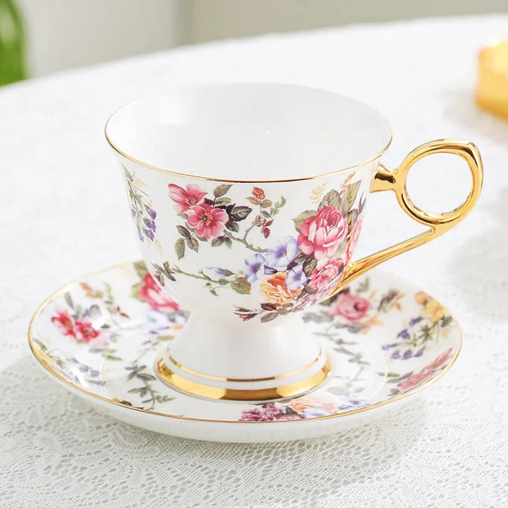 Xícara e Pires de Porcelana com Flores Pintadas