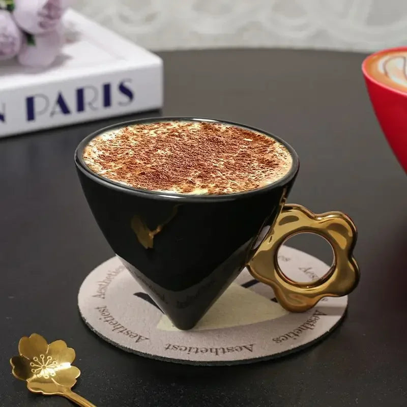 Caneca em Forma de Cone com Alça Dourada - 180ml