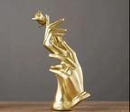 Escultura Abstrata Mãos e uma Rosa
