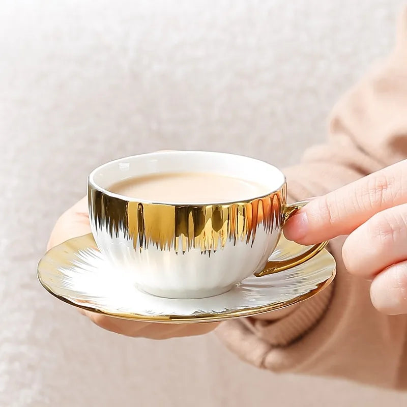 Conjunto Exclusivo de Xícara e Pires em Cerâmica com Acabamento Dourado 250ml