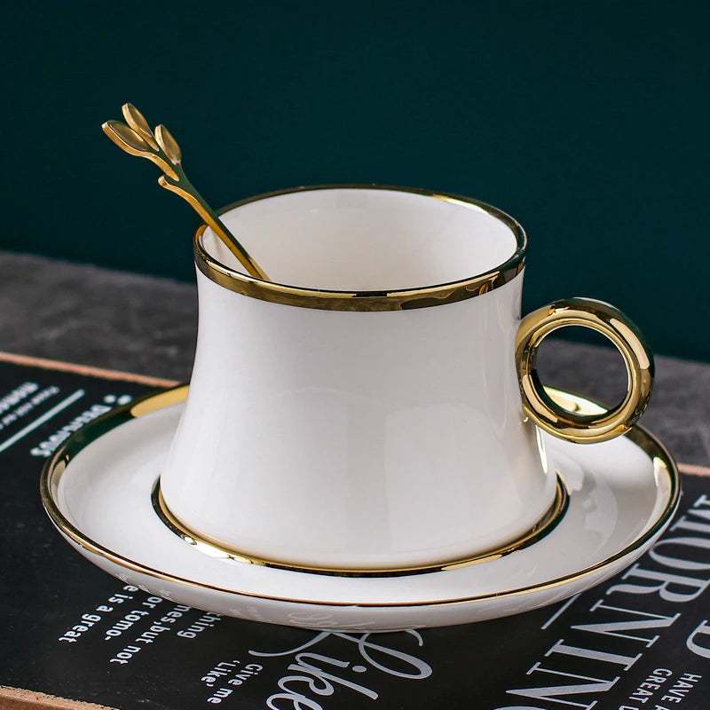 Conjunto Xícara com Colher e Pires em Porcelana