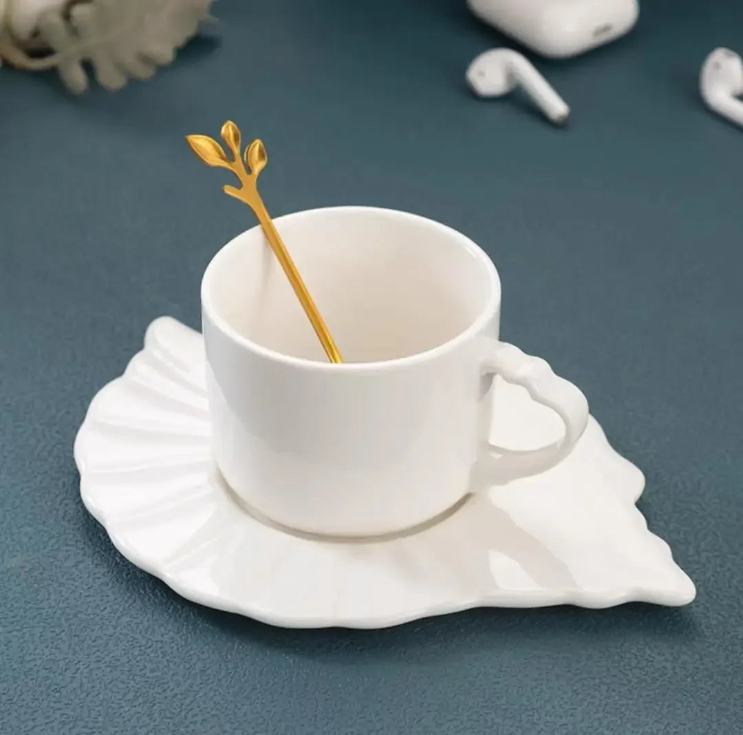 Copo de café europeu luz doméstica luxo ins pendurado orelha copos de cerâmica e pires conjunto de alta qualidade xícaras de chá de alto valor presente