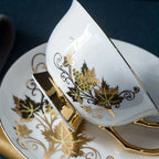 Conjunto Luxuoso de Xícara e Pires em Porcelana com Detalhes Dourados