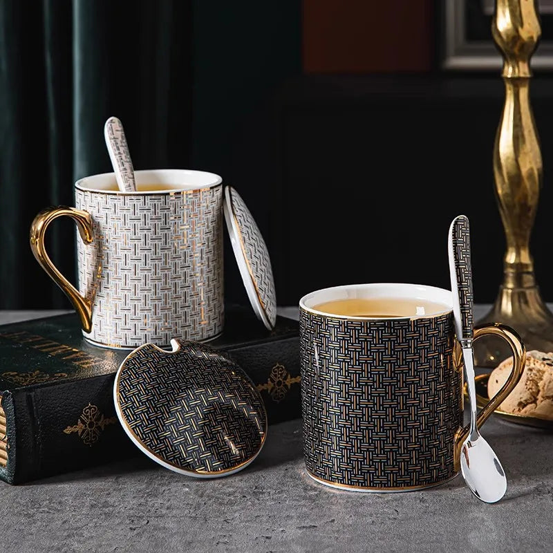 Conjunto Elegante de Canecas de Porcelana com Acabamento Dourado, Colher e Tampa