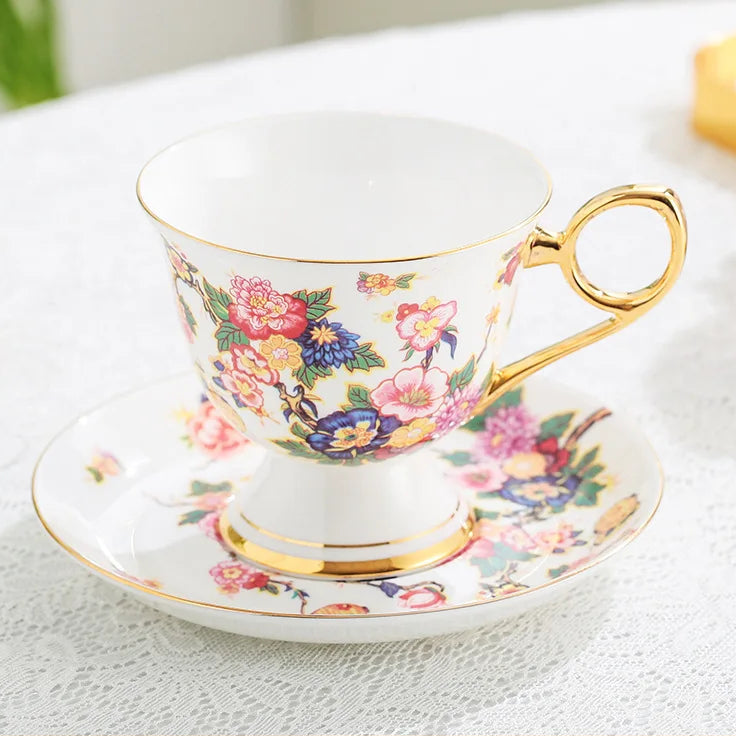 Xícara e Pires de Porcelana com Flores Pintadas