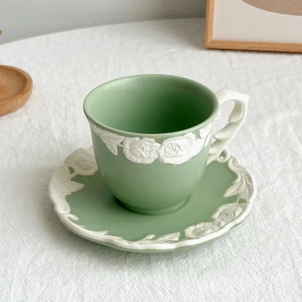 Xícara e Pires Bordado Dara Casa em Porcelana