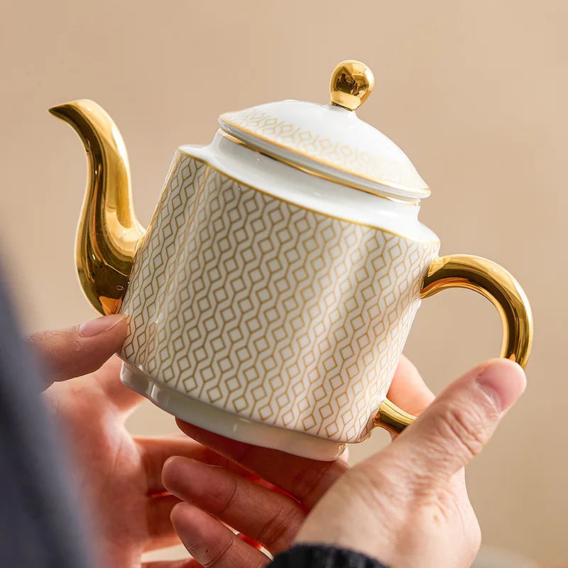Bule de Porcelana Fina com Detalhes Dourados - 220ml
