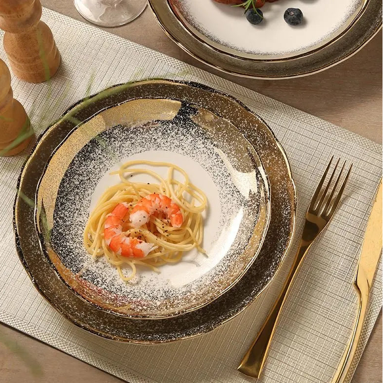 Prato de Porcelana Ondulado com Detalhe Dourado Estilo Escandinavo