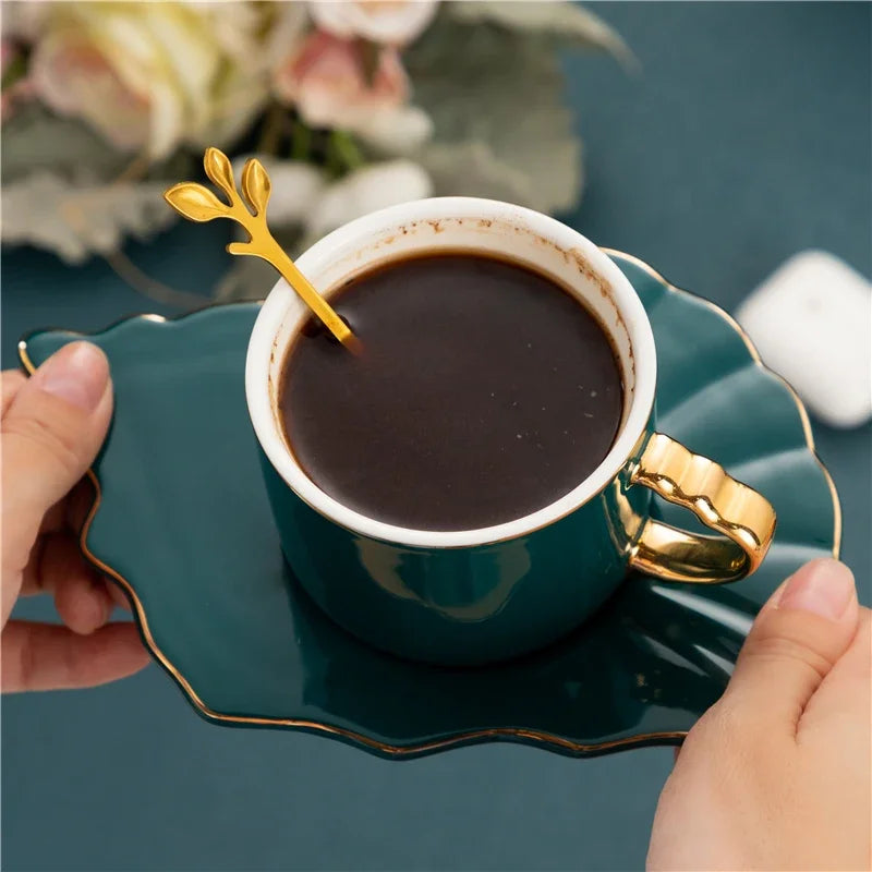 Copo de café europeu luz doméstica luxo ins pendurado orelha copos de cerâmica e pires conjunto de alta qualidade xícaras de chá de alto valor presente