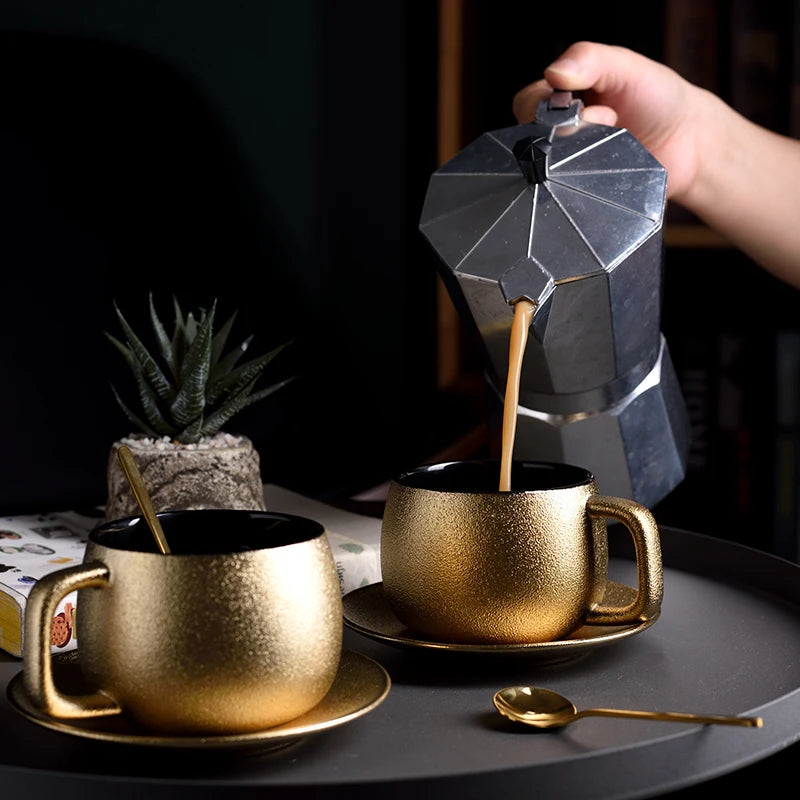 Xícara Dourada em Porcelana 300ml - Estilo Minimalista