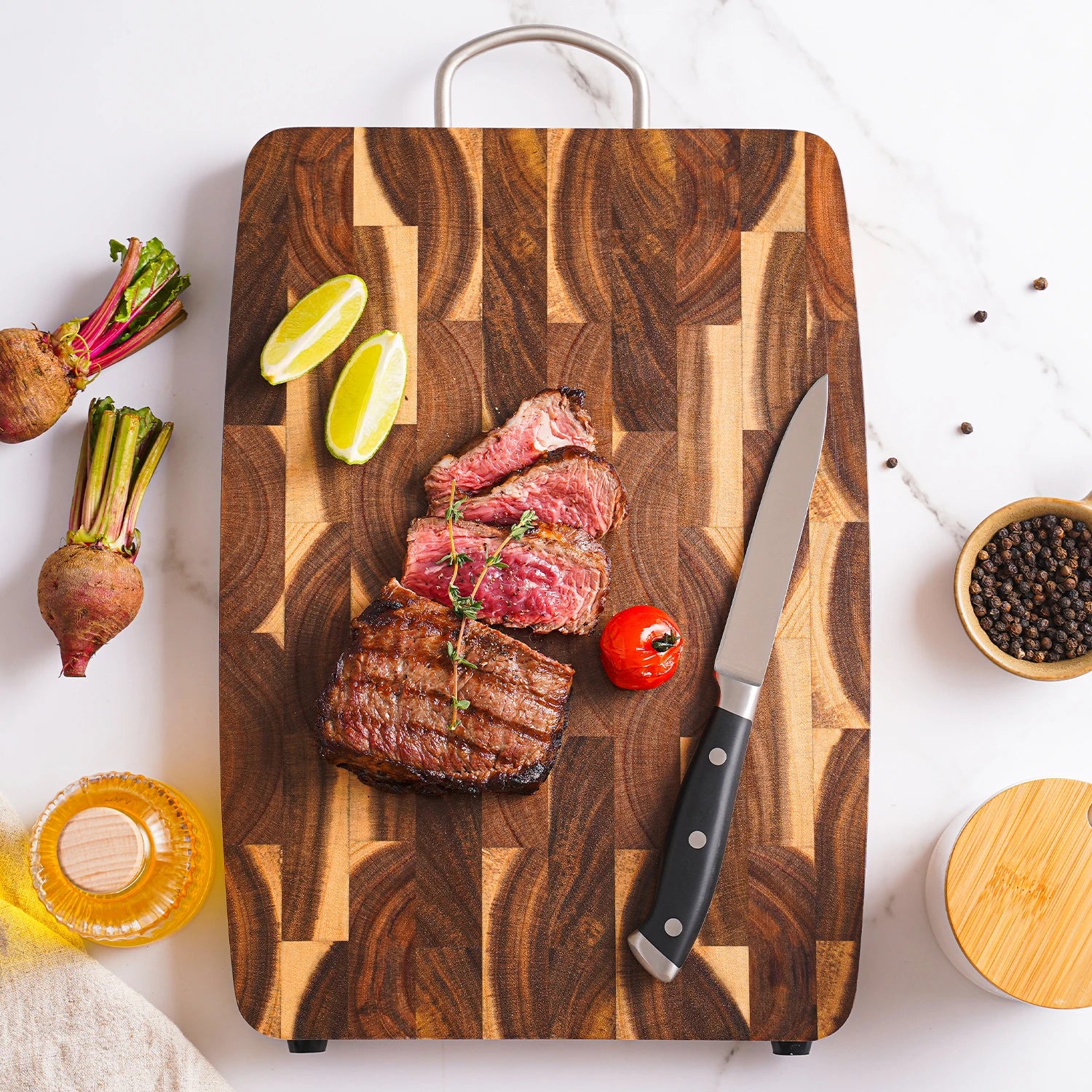 Tábua de corte de madeira de acácia premium com bloco de açougueiro de grão final com esteiras de borracha antiderrapantes e alça de aço inoxidável para cozinha