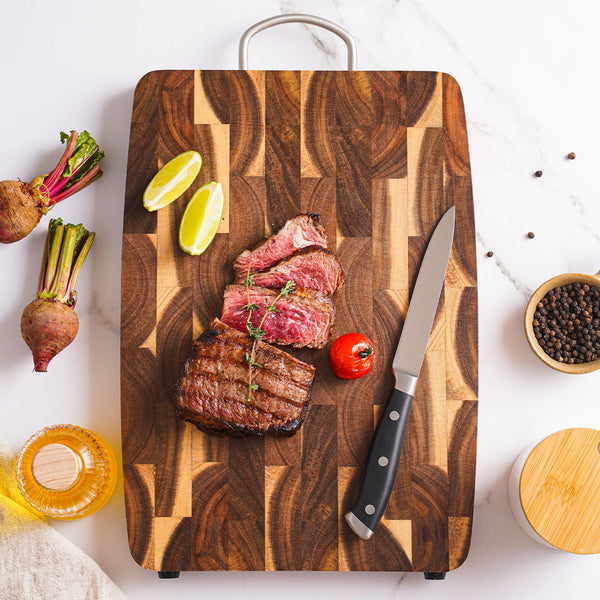 Tábua de corte de madeira de acácia premium com bloco de açougueiro de grão final com esteiras de borracha antiderrapantes e alça de aço inoxidável para cozinha