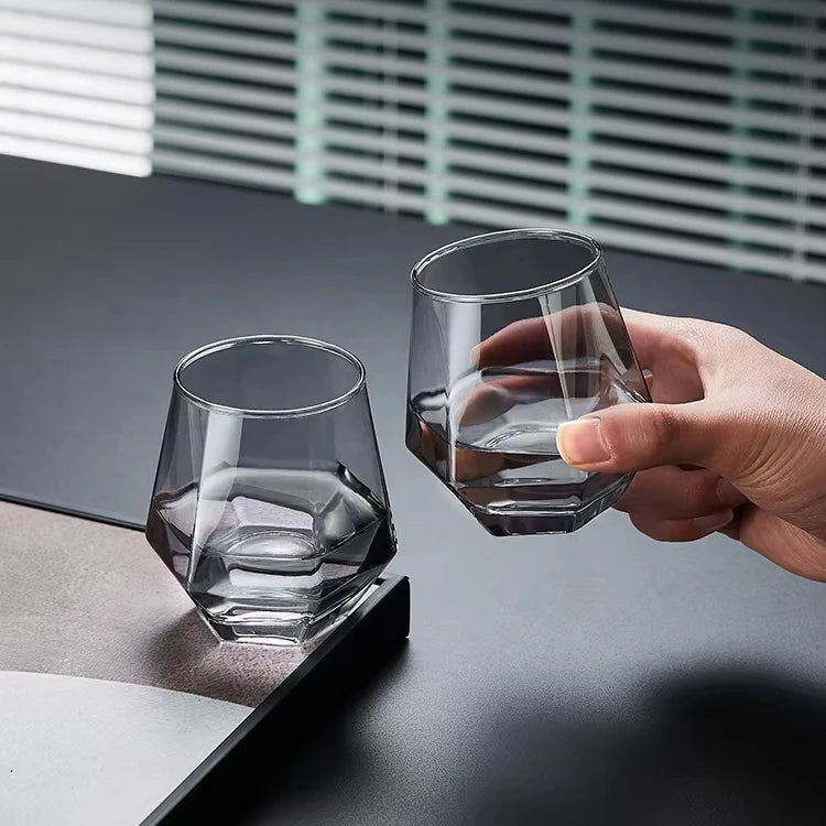 Copo de Vidro com Design Geométrico Minimalista