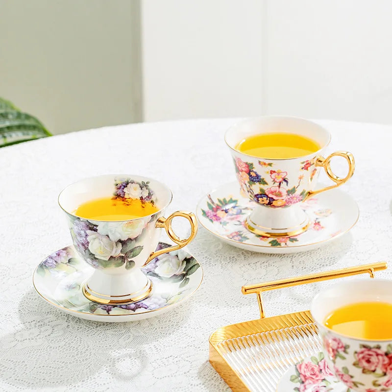Xícara e Pires de Porcelana com Flores Pintadas