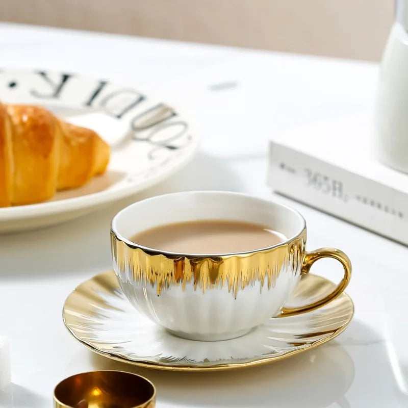 Conjunto Exclusivo de Xícara e Pires em Cerâmica com Acabamento Dourado 250ml