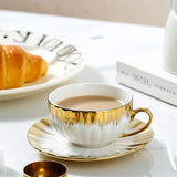Conjunto Exclusivo de Xícara e Pires em Cerâmica com Acabamento Dourado 250ml