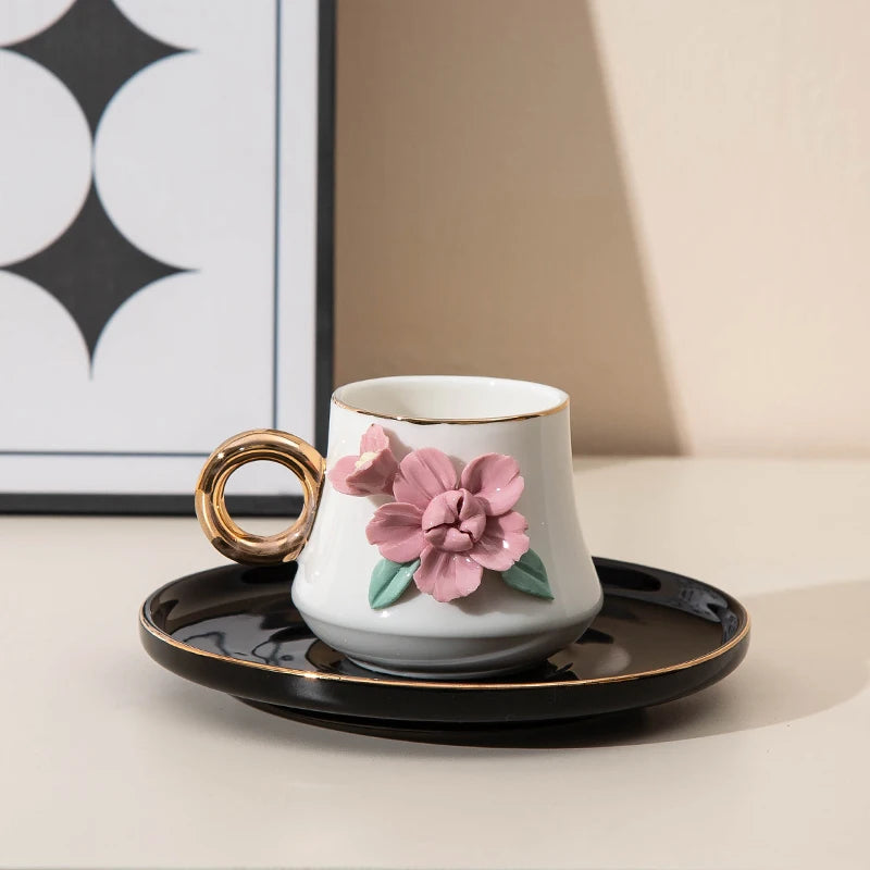Conjunto de Xícara de Porcelana 120ml com Pires e Flor Modelada à Mão