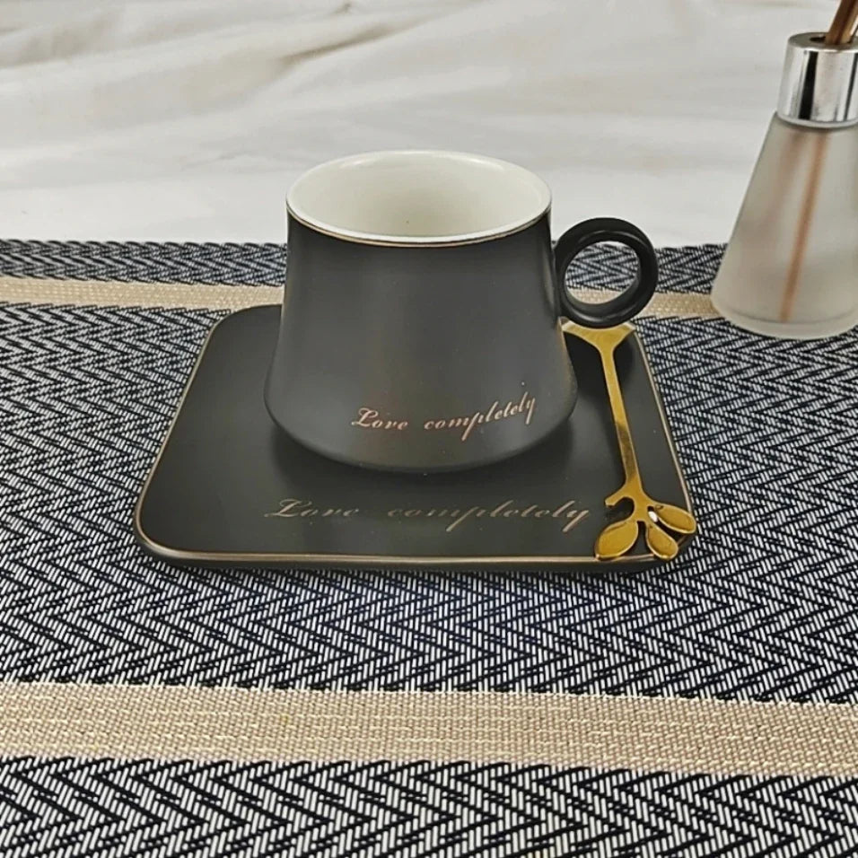 Xícara com Pires Preto Fosco e Colher Dourada - 200ml