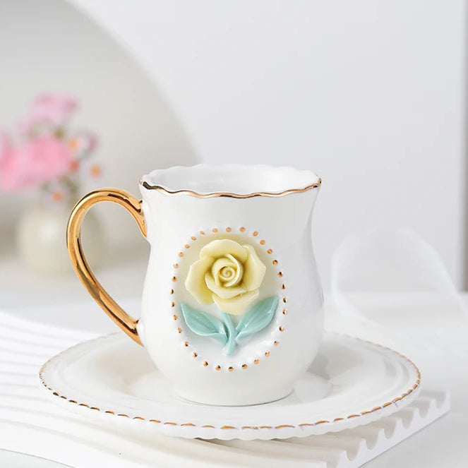 Conjunto Xícara e Pires em Porcelana 100ml com Design Elegante de Rosa